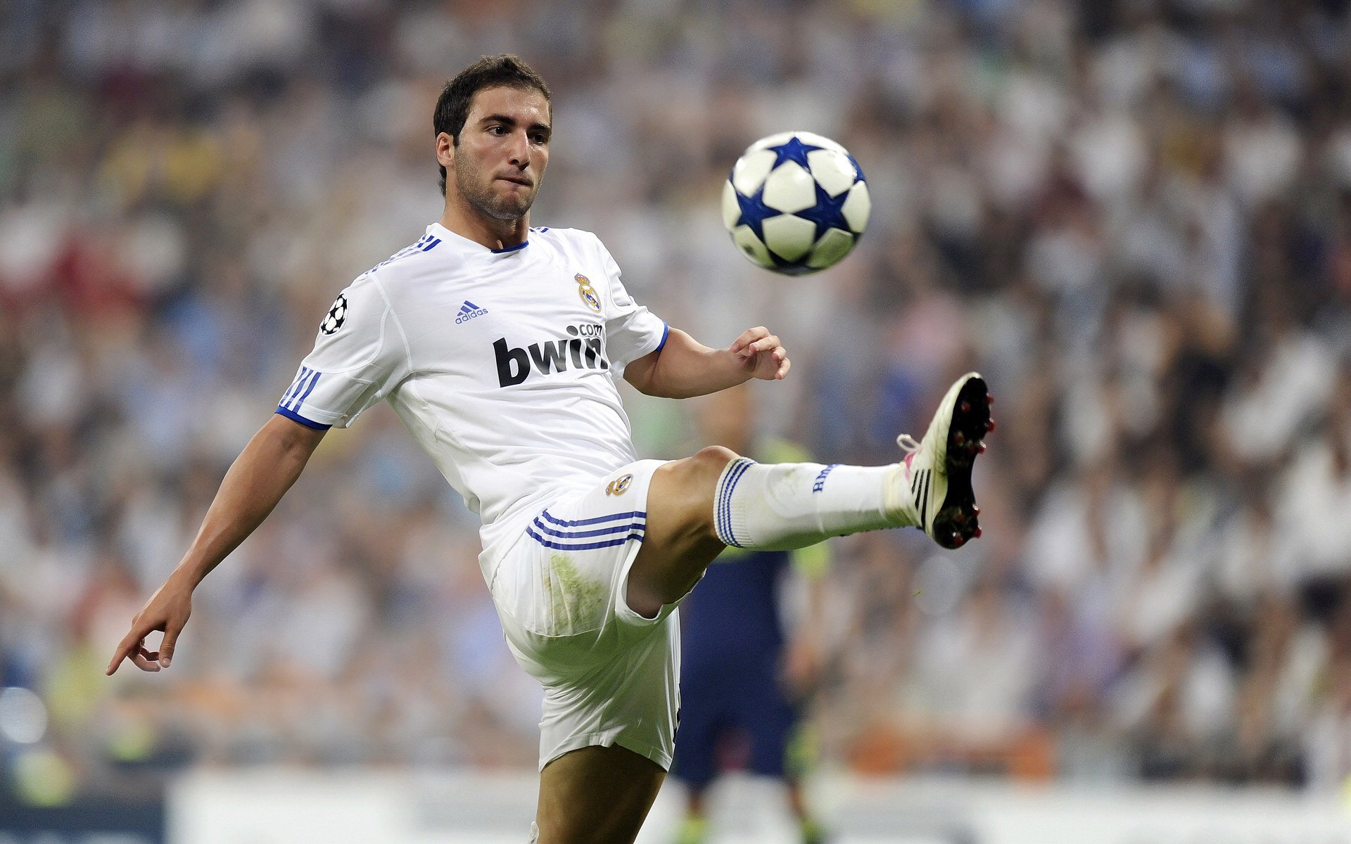 开云体育APP下载-英超争冠持续升温：每场都如决战！，英超的比赛